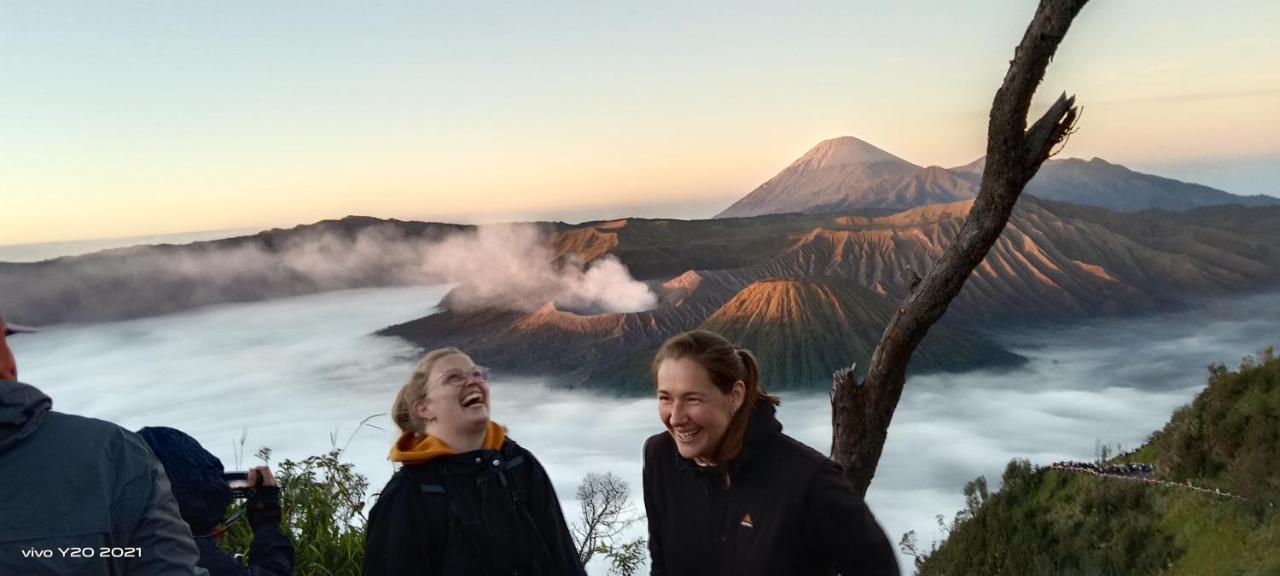 Javalindra Homestay Tour And Travel Бануванги Екстериор снимка